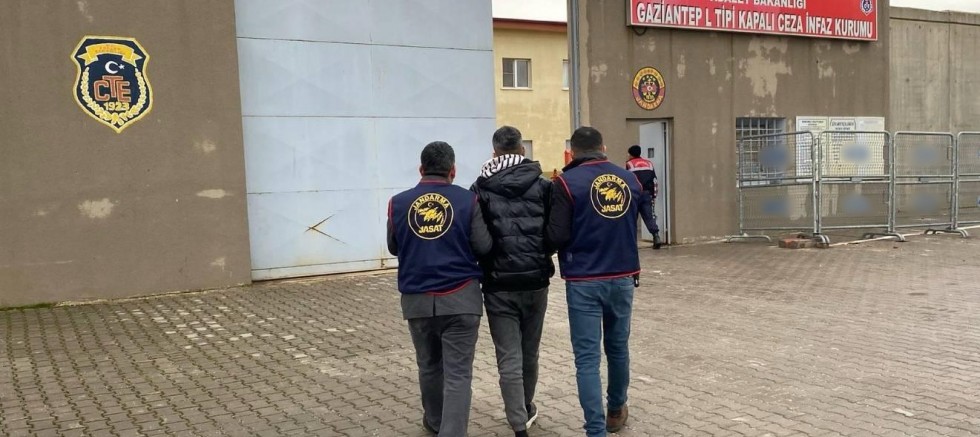 18 YIL 10 AY HAPİS CEZASIYLA ARANAN ŞAHIS JASATIN ÇEMBERİNE TAKILDI