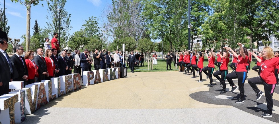 200 ÖĞRETMENDEN ATA’YA ZEYBEKLİ SAYGI DURUŞU