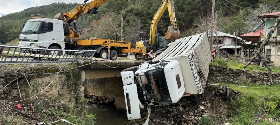 27 Plaka kamyon köprüden uçtu Sürücü yaralı
