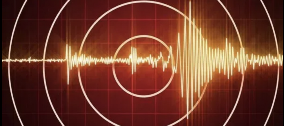 6 dakika arayla iki büyük deprem! Çöken evler var..