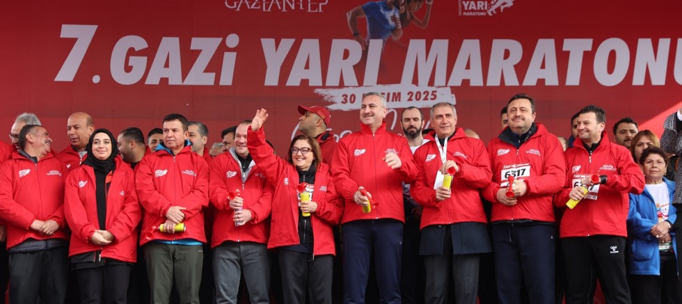  7.GAZİ YARI MARATONU HEYECAN VE RENKLİ GÖRÜNTÜLERLE YAPILDI