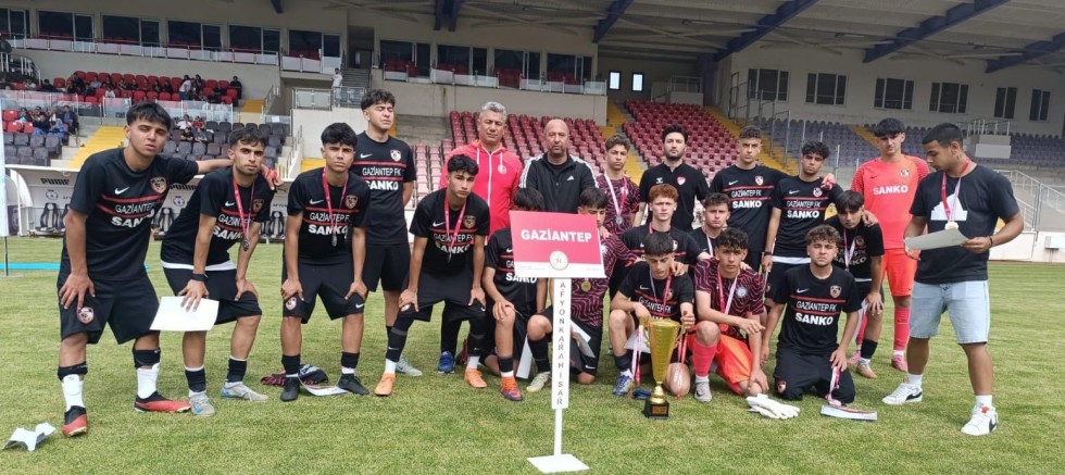 ADİL SANİ KONUKOĞLU SPOR LİSESİ KADIN VE ERKEK FUTBOL TAKIMLARINDAN TÜRKİYE DERECESİ