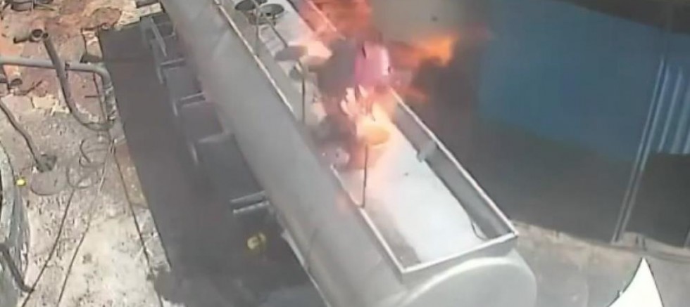 Ağzında sigara ile açtığı tanker kapağı bomba gibi patladı