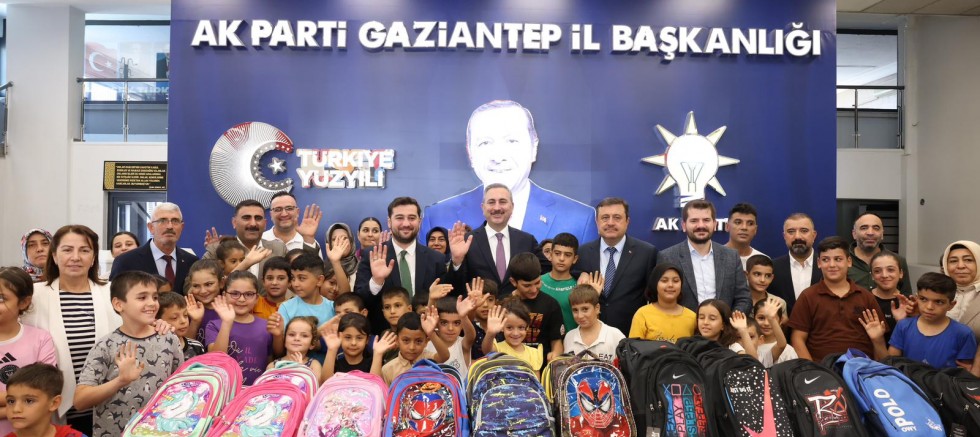 AK PARTİ GAZİANTEP İL BAŞKANLIĞINDAN İHTİYAÇ SAHİBİ ÇOCUKLARA KIRTASİYE DESTEĞİ