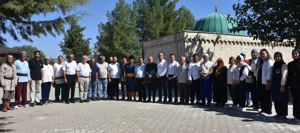 AKSAÇLILAR OKÇULARIN PİRİNİ ZİYARET ETTİ