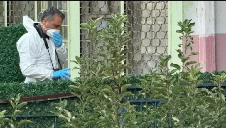 Anne kız ölü bulundu! Bıçak yaraları var