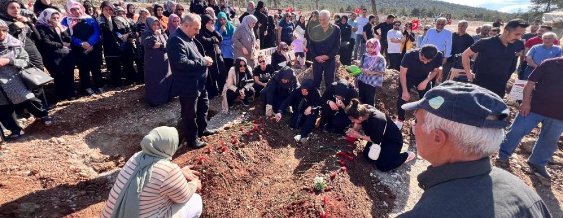 Anne ve çocuklarına gözyaşlarıyla veda