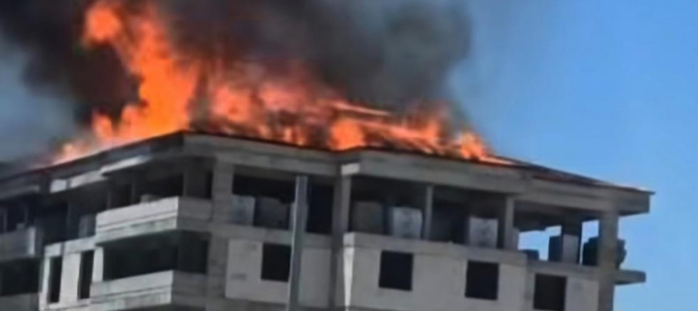 Araban'da 5 katlı bina inşaatının çatısında yangın çıktı