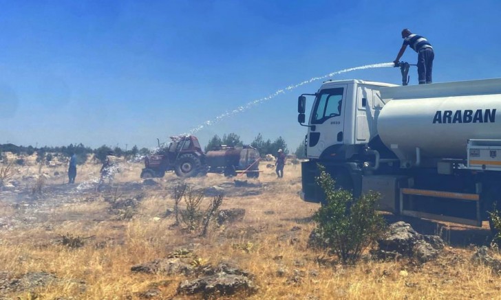 Araban'da çıkan örtü yangını söndürüldü