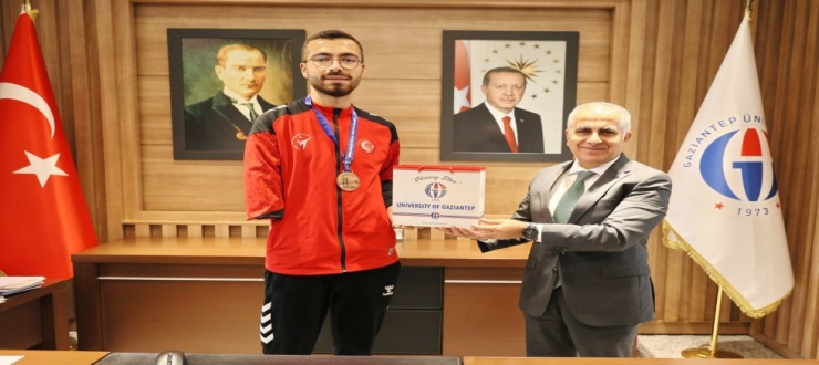 AVRUPA ŞAMPİYONU OSMAN ERTÜRK’TEN REKTÖR DOĞAN’A ZİYARET