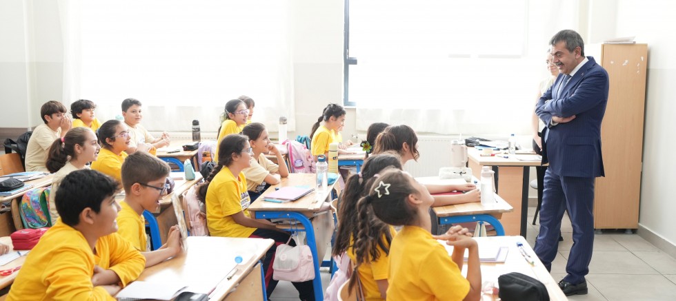 Bakan Tekin’den Gaziantep’te sürpriz okul ziyareti