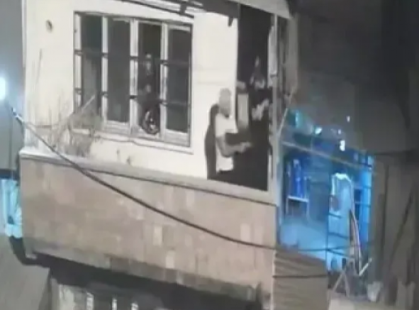 Balkondan balkona silahlı çatışma