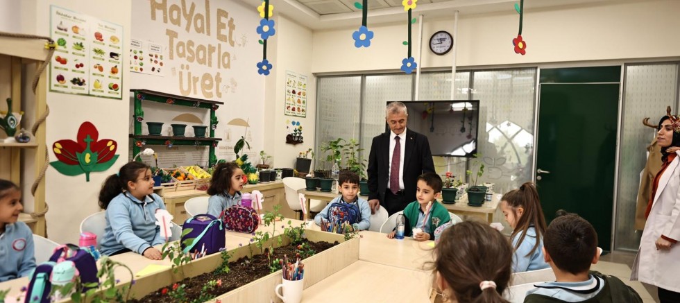 BAŞKAN MEHMET TAHMAZOĞLU, BİLİM ŞAHİNBEY ATÖLYELERİNDE EĞİTİM GÖREN ÖĞRENCİLERLE BULUŞTU