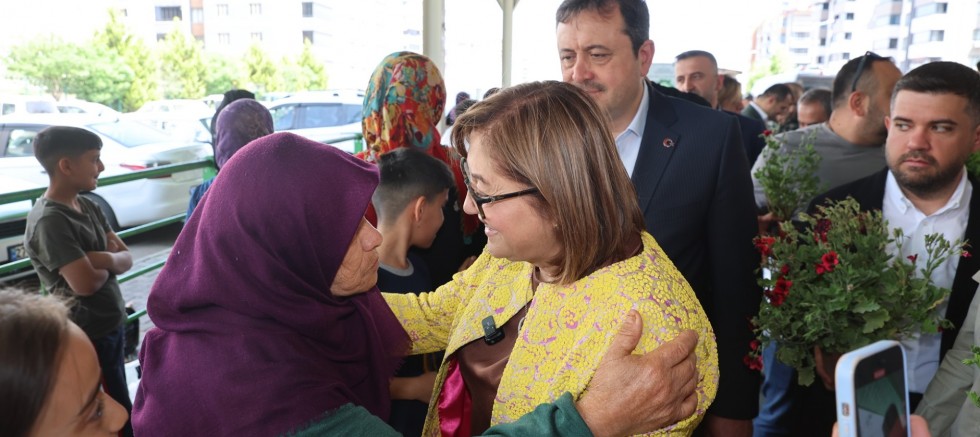  BAŞKAN ŞAHİN, BAYRAMIN İLK GÜNÜNDE VATANDAŞLARLA BAYRAMLAŞTI