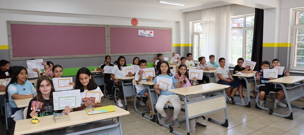 BAŞKAN ŞAHİN’DEN TÜM ÖĞRENCİLERE KARNE HEDİYESİ