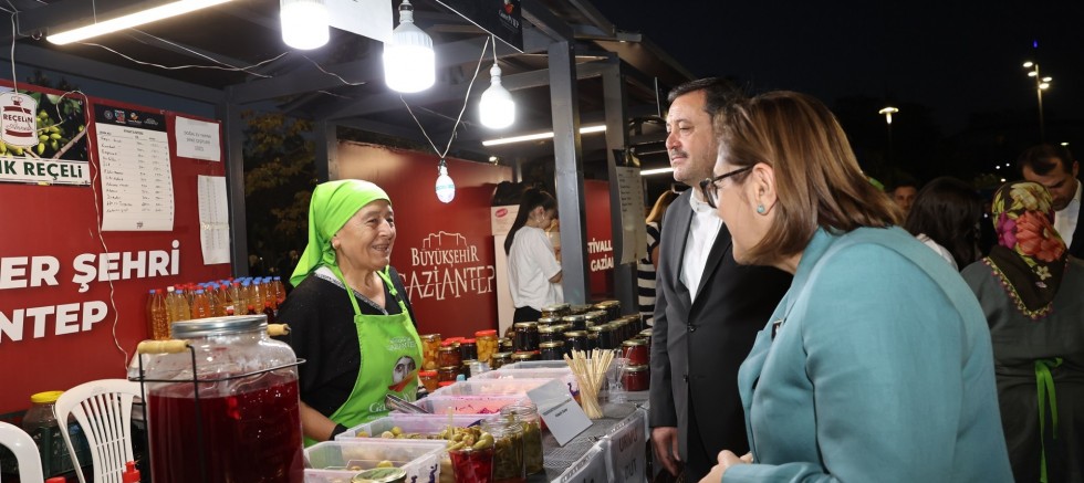 BAŞKAN ŞAHİN, FESTİVAL PARK’TA VATANDAŞLARLA BULUŞTU