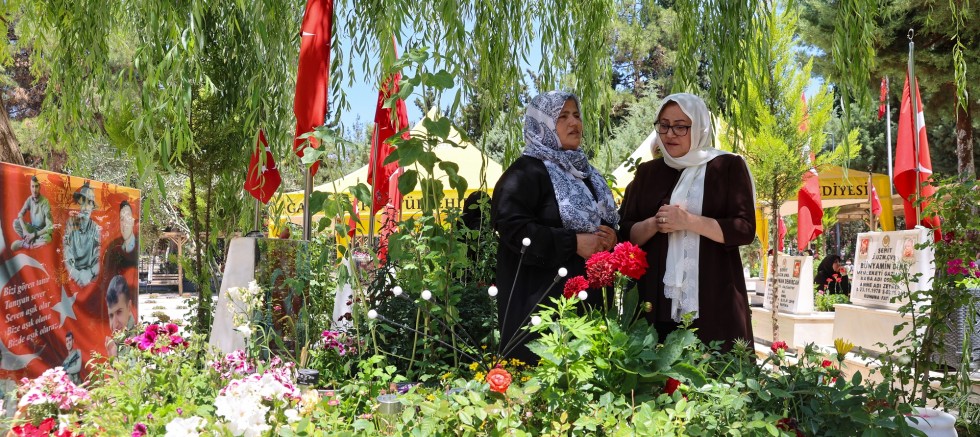 BAŞKAN ŞAHİN GAZİ ŞEHİRLİLERLE BAYRAMLAŞTI