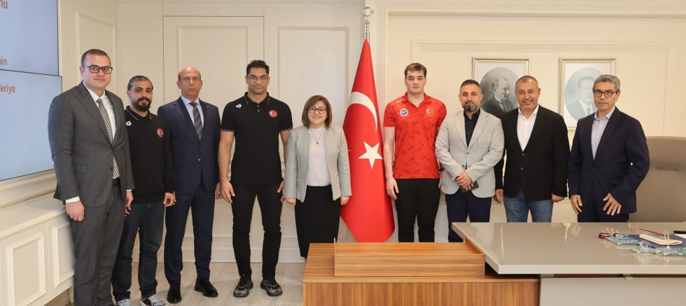  BAŞKAN ŞAHİN, ŞAMPİYON YÜZÜCÜLERİ MİSAFİR ETTİ