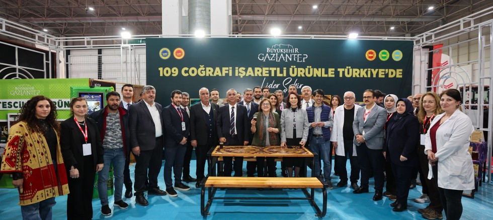  BAŞKAN ŞAHİN STANTLARI ZİYARET ETTİ