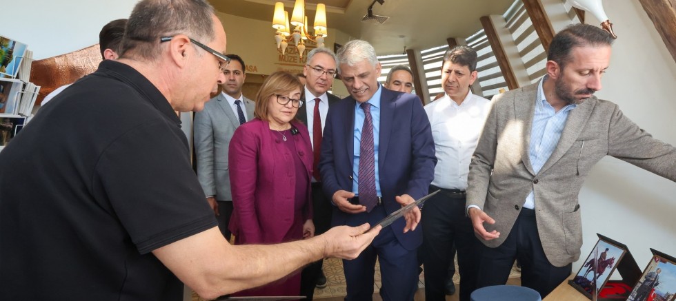  BAŞKAN ŞAHİN VE BAKAN YARDIMCISI ALPARSLAN’DAN GASTROANTEP SERGİ TURU