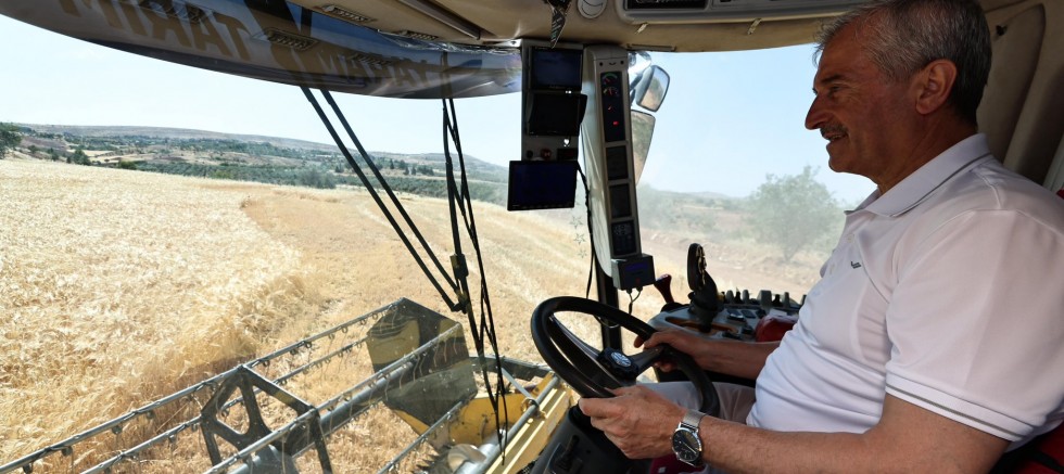 BAŞKAN TAHMAZOĞLU ÇİFTÇİNİN HASAT SEVİNCİNE ORTAK OLDU