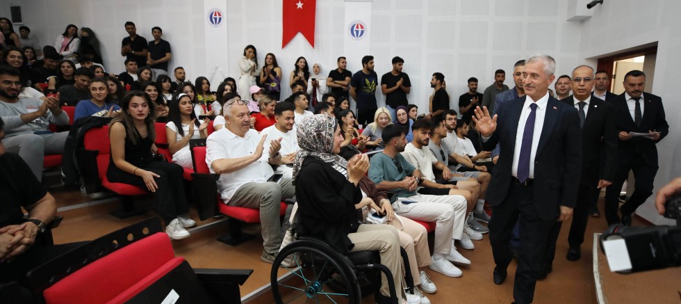 BAŞKAN TAHMAZOĞLU GAÜN’DE GENÇLERLE BULUŞTU