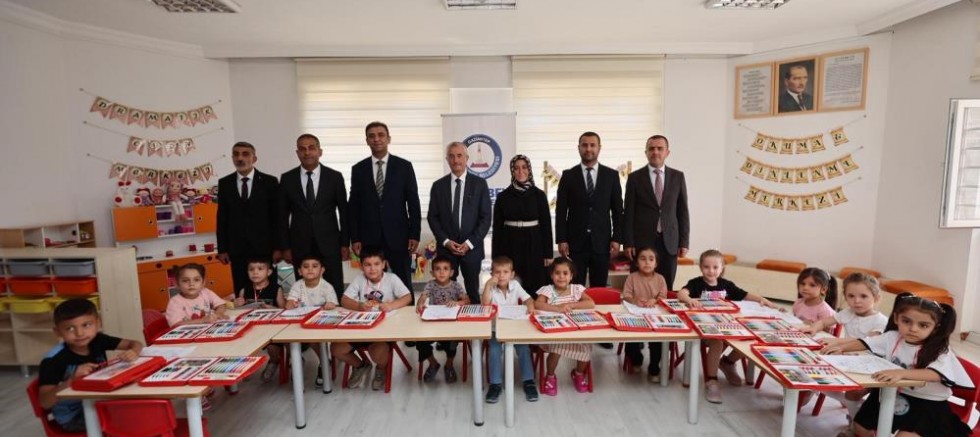 Başkan Tahmazoğlu’ndan öğrencilere 881 bin adet boyama seti