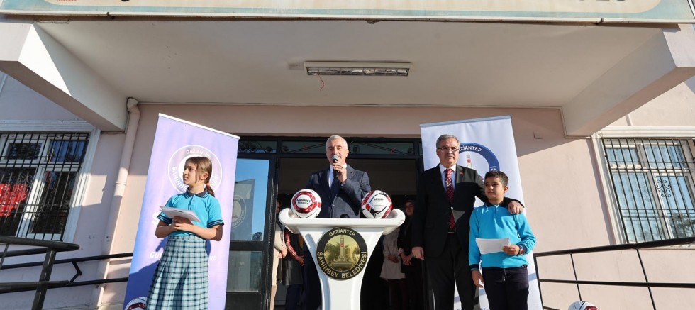 BAŞKAN TAHMAZOĞLU OKULUNU TEMİZ TUTAN İLKOKUL ÖĞRENCİLERİNE TOP HEDİYE EDİYOR