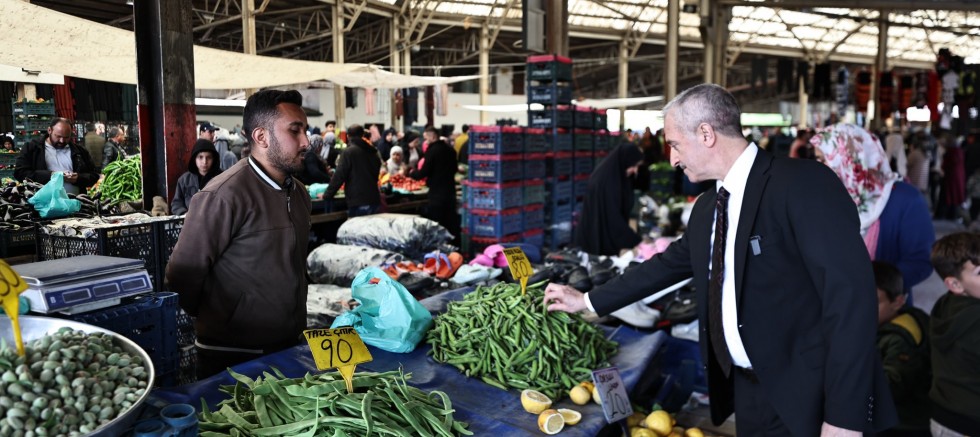 BAŞKAN TAHMAZOĞLU SEMT PAZARI ESNAFINI ZİYARET ETTİ
