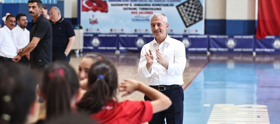 BAŞKAN TAHMAZOĞLU YAZ SPOR OKULLARINDA GENÇLERLE BULUŞTU