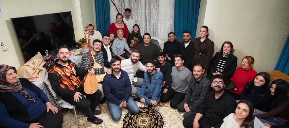 Başkan Yılmaz’dan Öğrenci Evine Sürpriz Ziyaret: Gençlere Menemen Yaptı