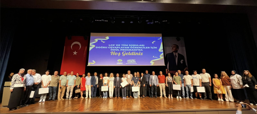 BAŞKAN YILMAZ, LGS ŞAMPİYONLARINI ÖDÜLLENDİRDİ