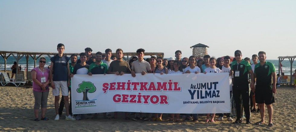 BAŞKAN YILMAZ, ÖĞRENCİLERE KARNE HEDİYESİ