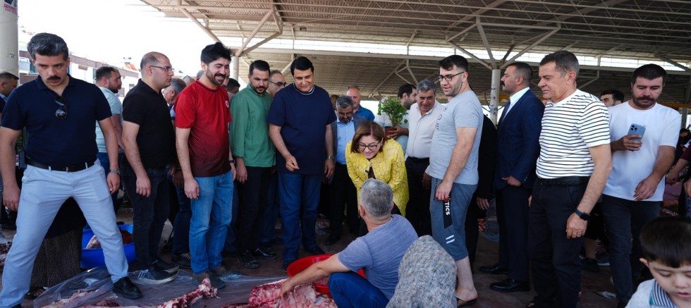 BAŞKAN YILMAZ VE ŞAHİN VATANDAŞLARLA BAYRAMLAŞTI