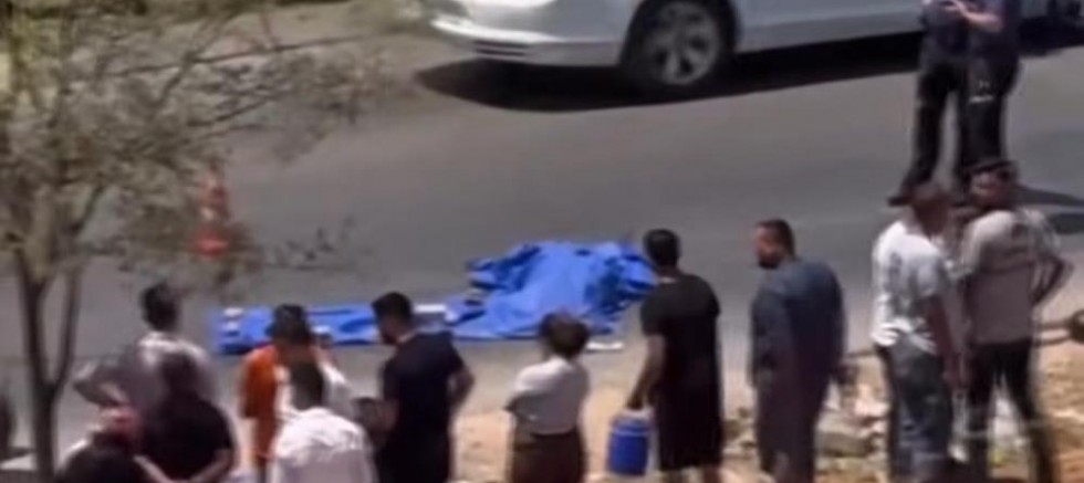 Beton mikserinin altında kalan motosikletteki kadın öldü, oğlu yaralandı