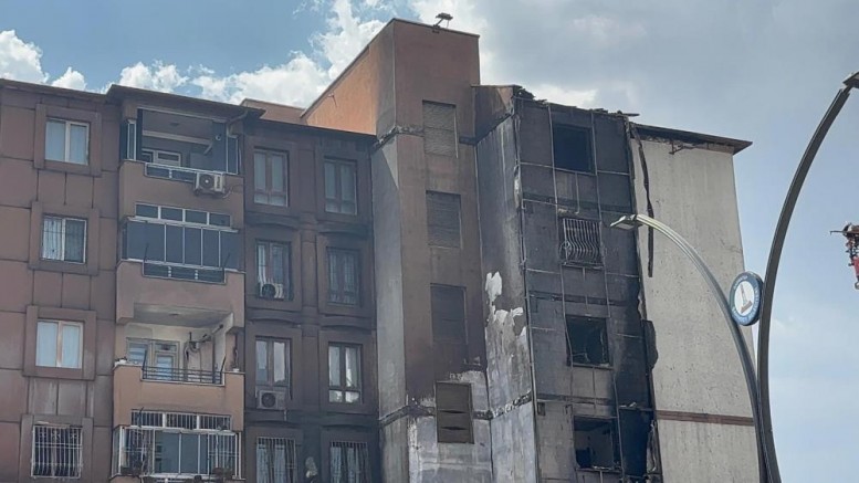 Gaziantep’te 5 katlı binada çıkan yangın söndürüldü: 23 kişi dumandan etkilendi
