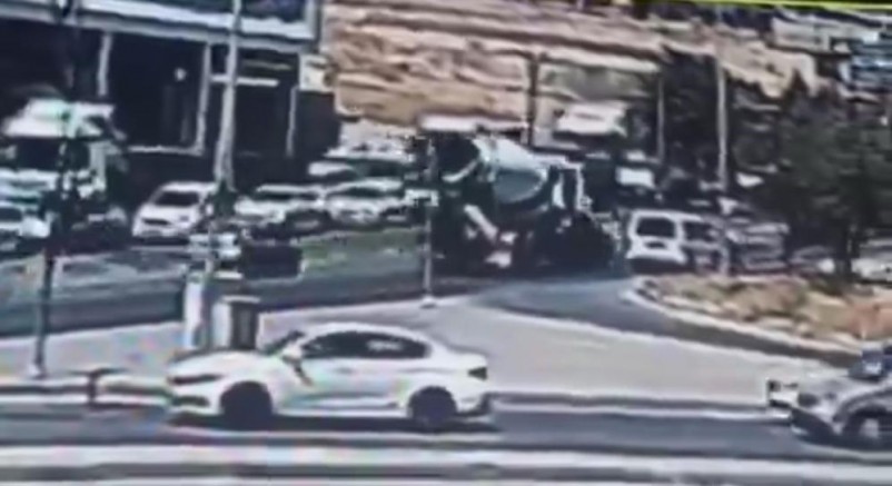 Bir kişinin öldüğü beton mikseri-motosiklet kazası güvenlik kamerasında