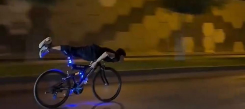 Bisiklet süren gençler canlarını hiçe saydı