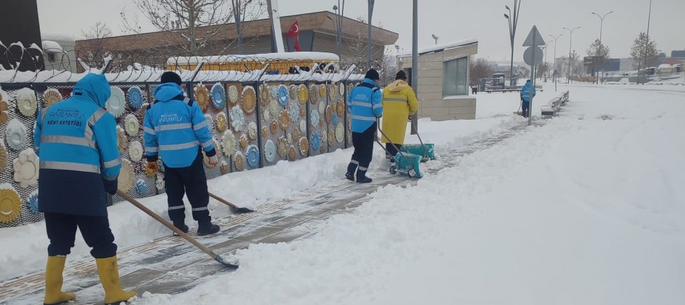 BÜYÜKŞEHİR’DEN KALDIRIMLARDA YAYA GÜVENLİĞİ İÇİN ÇALIŞMA