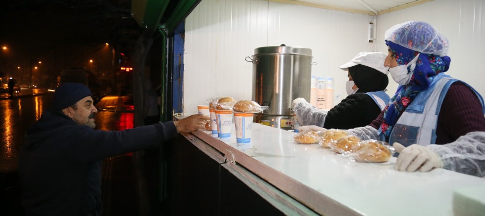 BÜYÜKŞEHİR’İN ÇORBA İKRAM NOKTALARI 40 NOKTADA 15 BİN KİŞİYE HİZMET VERİYOR