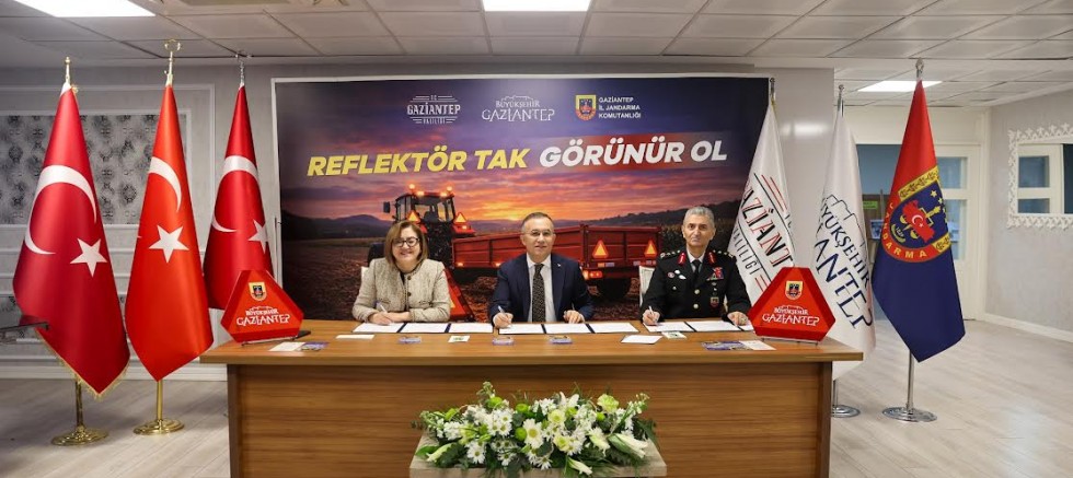BÜYÜKŞEHİR İŞ BİRLİĞİNDE, ÇİFTÇİLERE REFLEKTÖR DAĞITIMI İÇİN PROTOKOL İMZA TÖRENİ DÜZENLENDİ