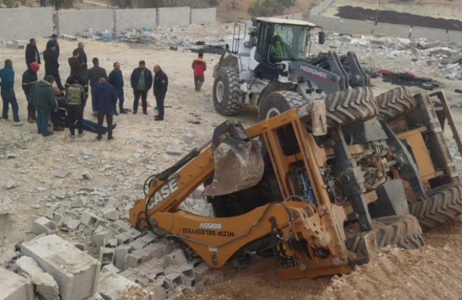 Çalışma sırasında yol çöktü, devrilen kepçenin operatörü yaralandı