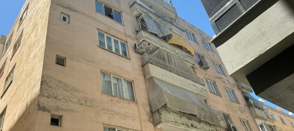 Camları silen kadın 4’üncü kattan düşerek öldü