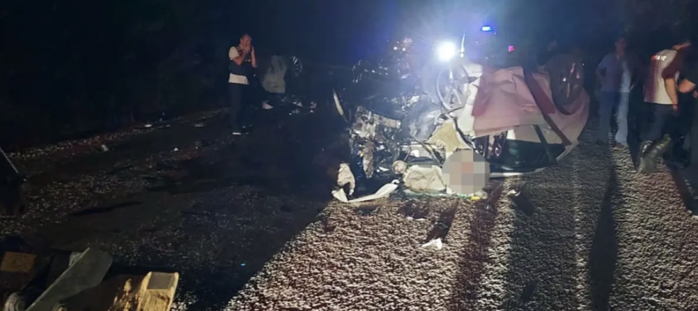 Çanakkale'de iki otomobil kafa kafaya çarpıştı: 6 kişi hayatını kaybetti