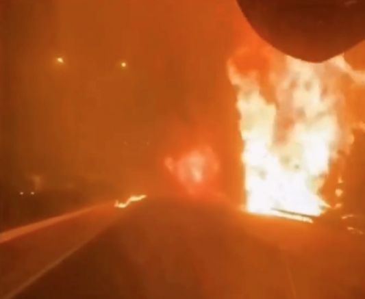 “Canını Hiçe Saydı: Torbalı’da Yangının İçinden Otomobille Geçti”