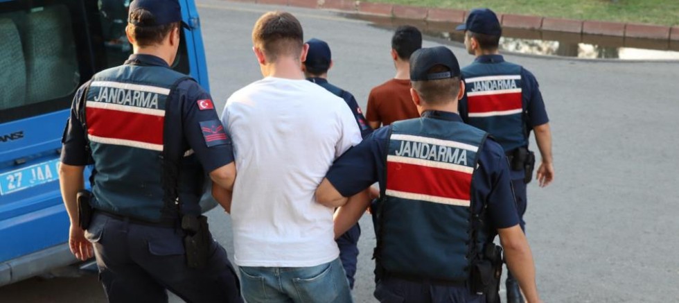 Çeşitli suçlardan aranan 3 şahsı jandarma yakaladı