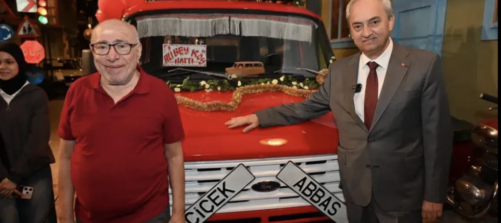 Çiçek Abbas yıllar sonra minibüsüyle buluştu