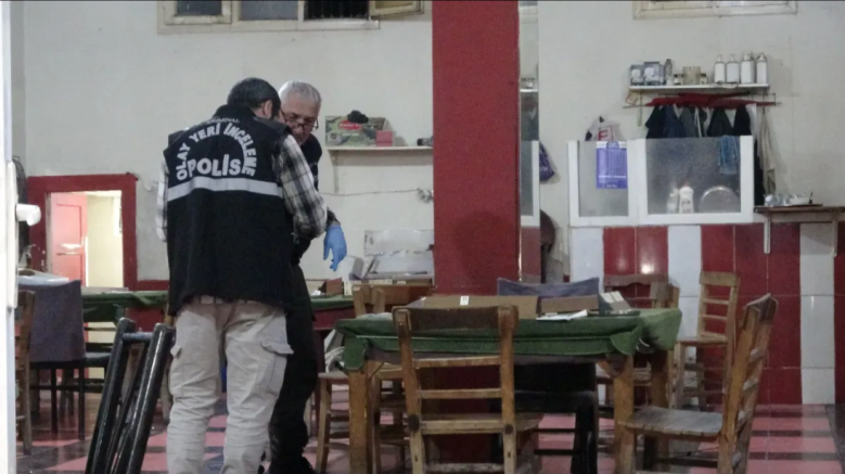 Cinayetleri işlemeden çifte tabancayla poz verdi!