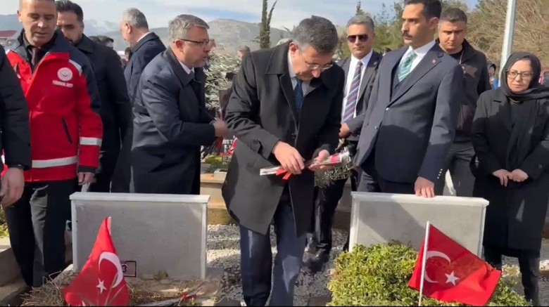 Cumhurbaşkanı Yardımcısı Yılmaz, deprem şehitlerinin mezarını ziyaret etti