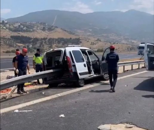 Dehşet Anı! Bariyerlere Saplanan Araçta 2 Kişi Öldü